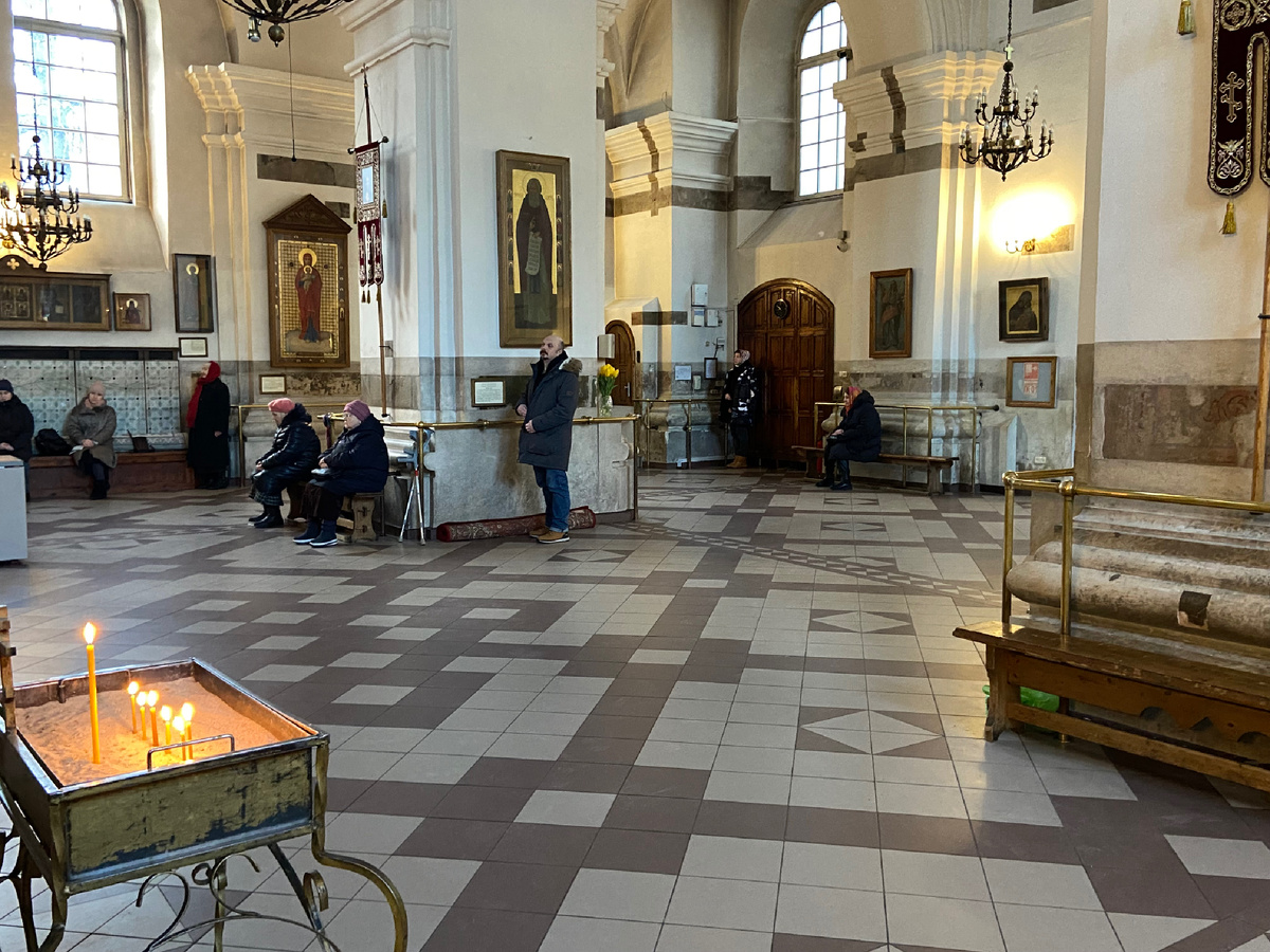 Внутри храма скамейки по всеми периметру