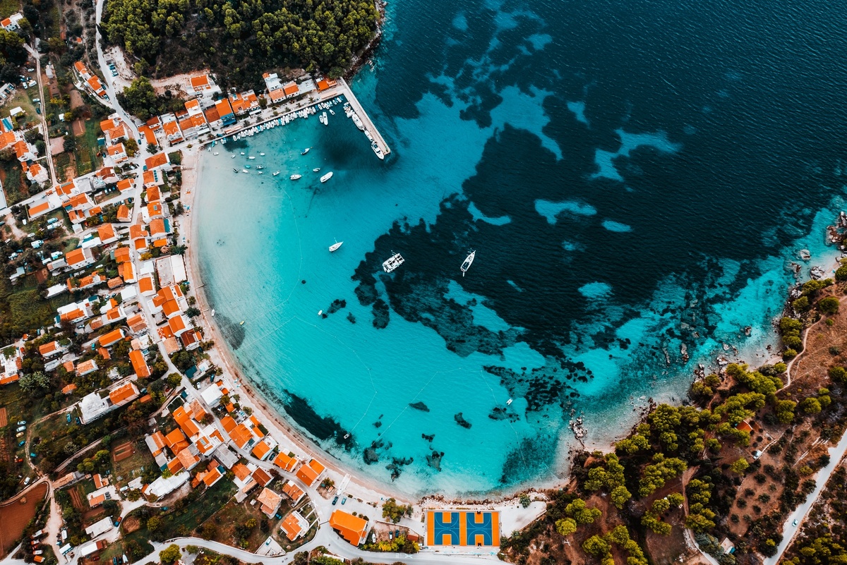 Залив Жуляна с невероятно красивым бирюзовым цветом моря