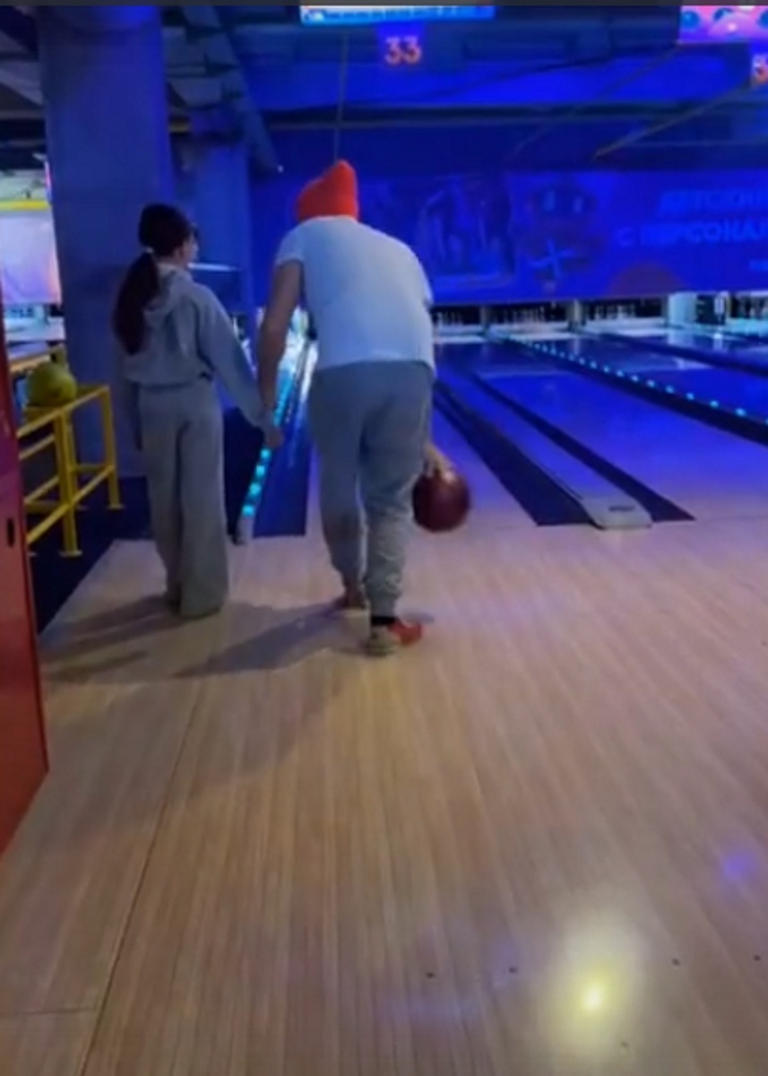 Петр Дранга показывал Мие, как играть в боулинг. Фото: соцсети