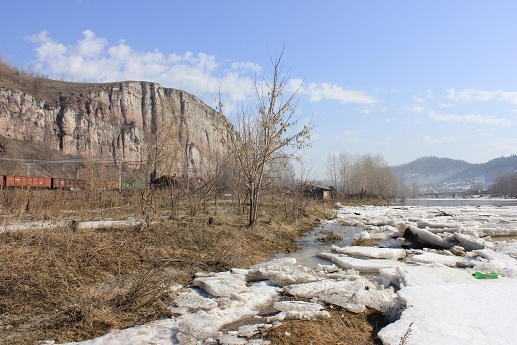 Фотографии Татьяны Немшановой. Красная скала. Г. Миньяр. Берег реки Сим. Ледоход. 8 апреля 2012 год. Южный Урал. Челябинская область. Природа Урала.