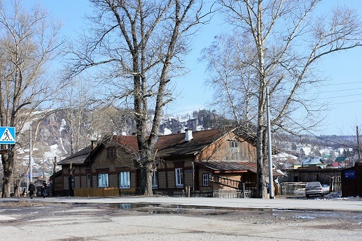 Фотографии Татьяны Немшановой. Г. Миньяр. Железнодорожный старенький вокзал. 8 апреля 2012 год. Весна на Южном Урале. Берег реки Сим. Тополя.  Челябинская область.