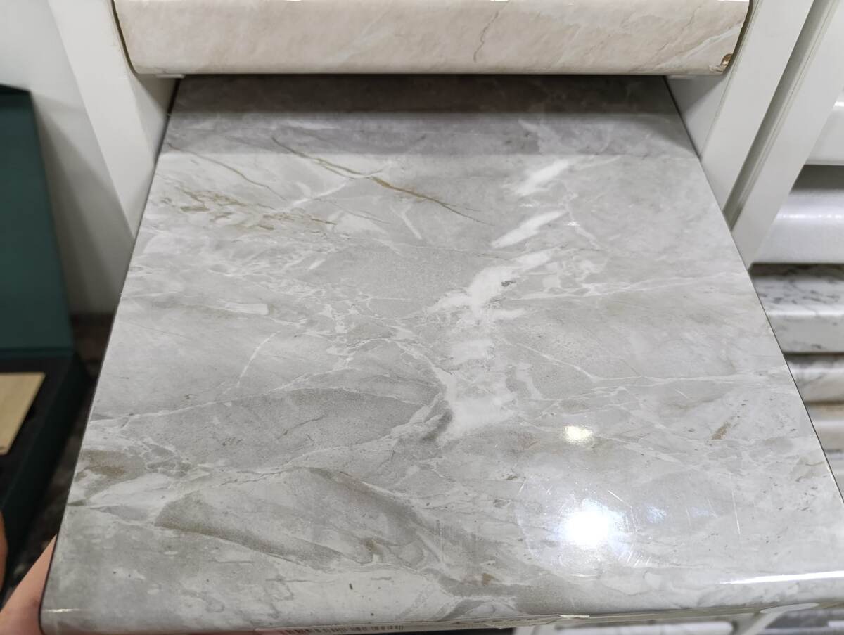 Выбрали материал для столешки, фартук будет точно таким же. Я голосовала за цвет - дерева, родителям хотелось камень.