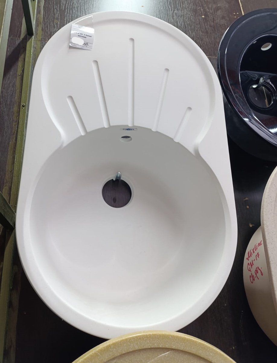 Вариант, который изначально присматривали. Смотрели и квадратные, но по габаритам или заранее заготовленным вырезам для сантехники, они нам не подходили.