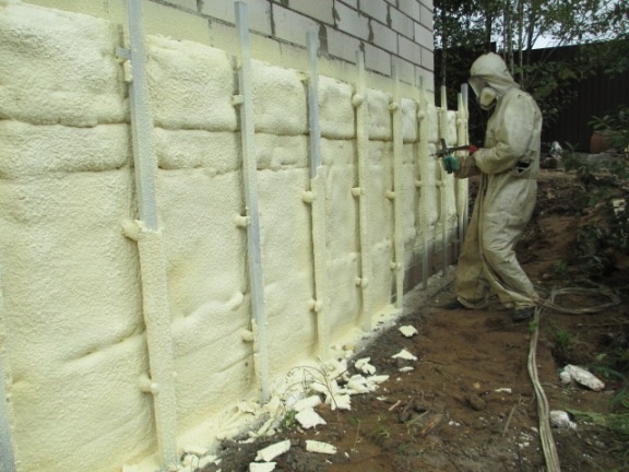 Утепление цоколя пенополиуретаном: преимущества и особенности технологии