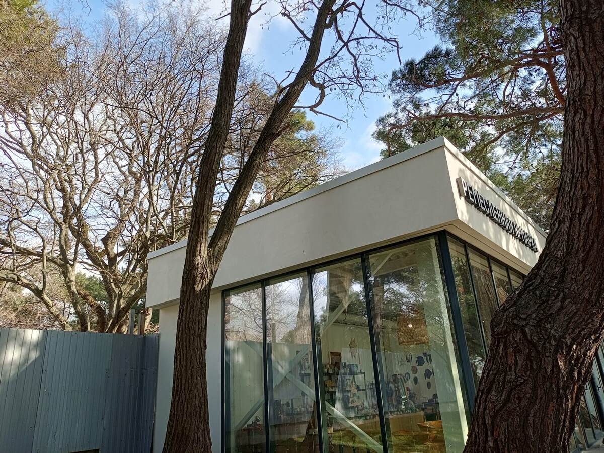 Ремесленная лавка,расположенная на Лермонтовском бульваре города-курорта Геленджик