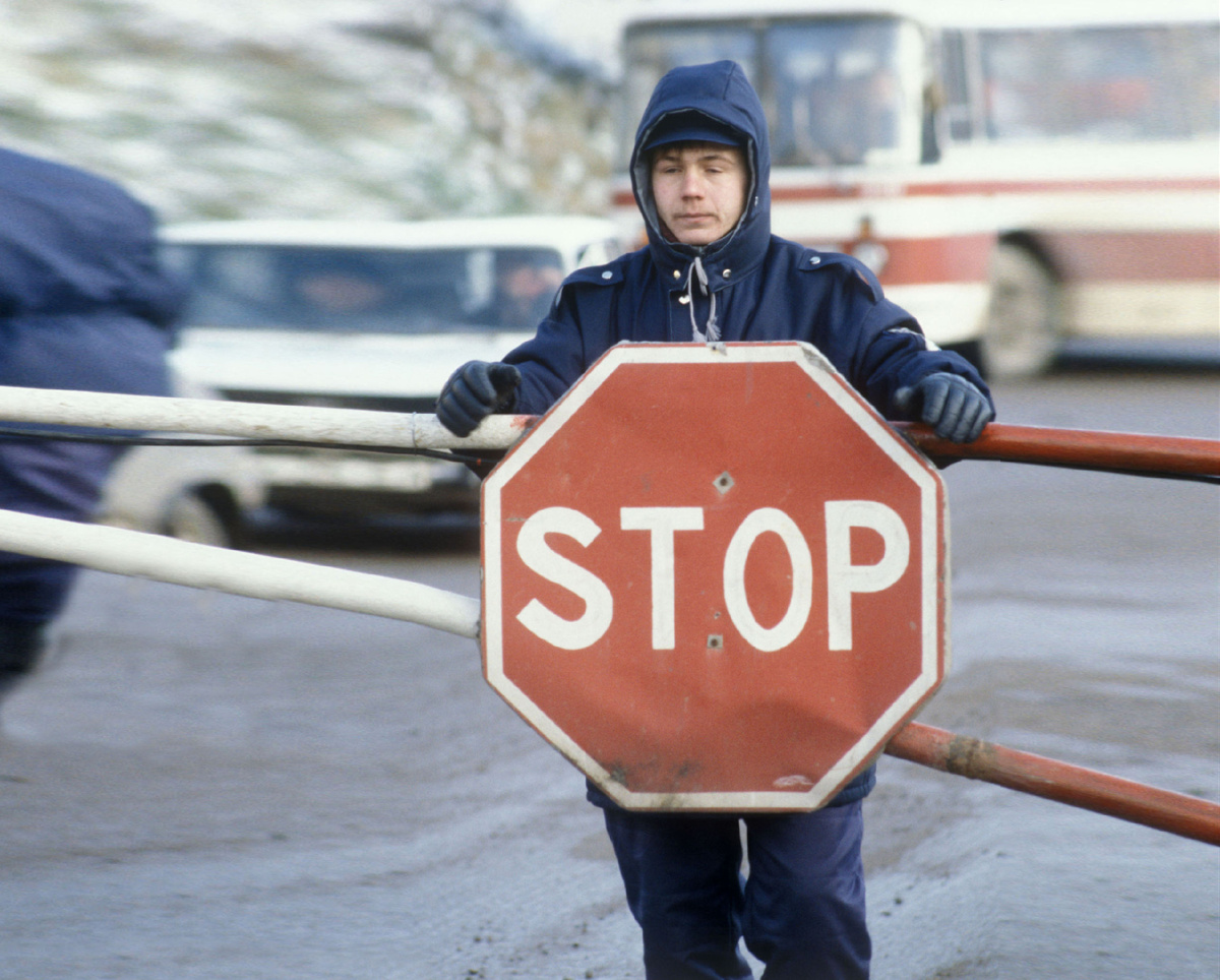 Эстонский таможенный пост на выезде из Нарвы © Sputnik