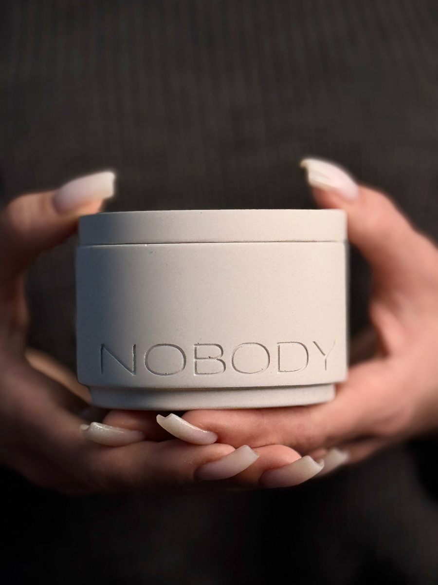 Ароматическая свеча NOBODY с ароматом Морская соль иОрхидея, 150 мл. Полностью ручная работа с премиальными арома маслами и изготовленая из высококачественного акрилового гипса.