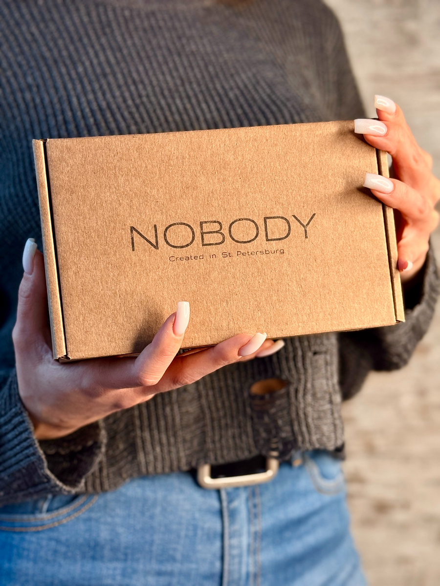 Подарочный набор NOBODY, состоящий из трех свечей с 3 разными ароматами в авторской упаковке. Обьем каждой свечи 50 мл и время горения до 10 часов.