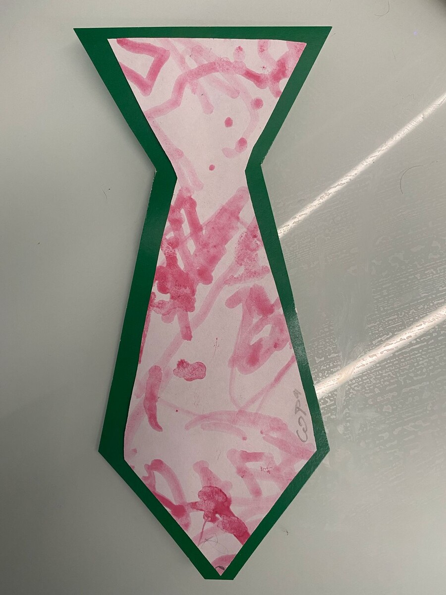 Самый дорогой подарок на День защитника Отечества это рисунок любиму папе нарисованный руками ребёнка. 