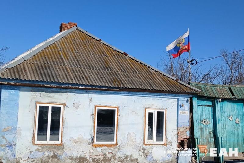    ЕАН / Во время летнего потопа дом пострадал, а российский флаг нет