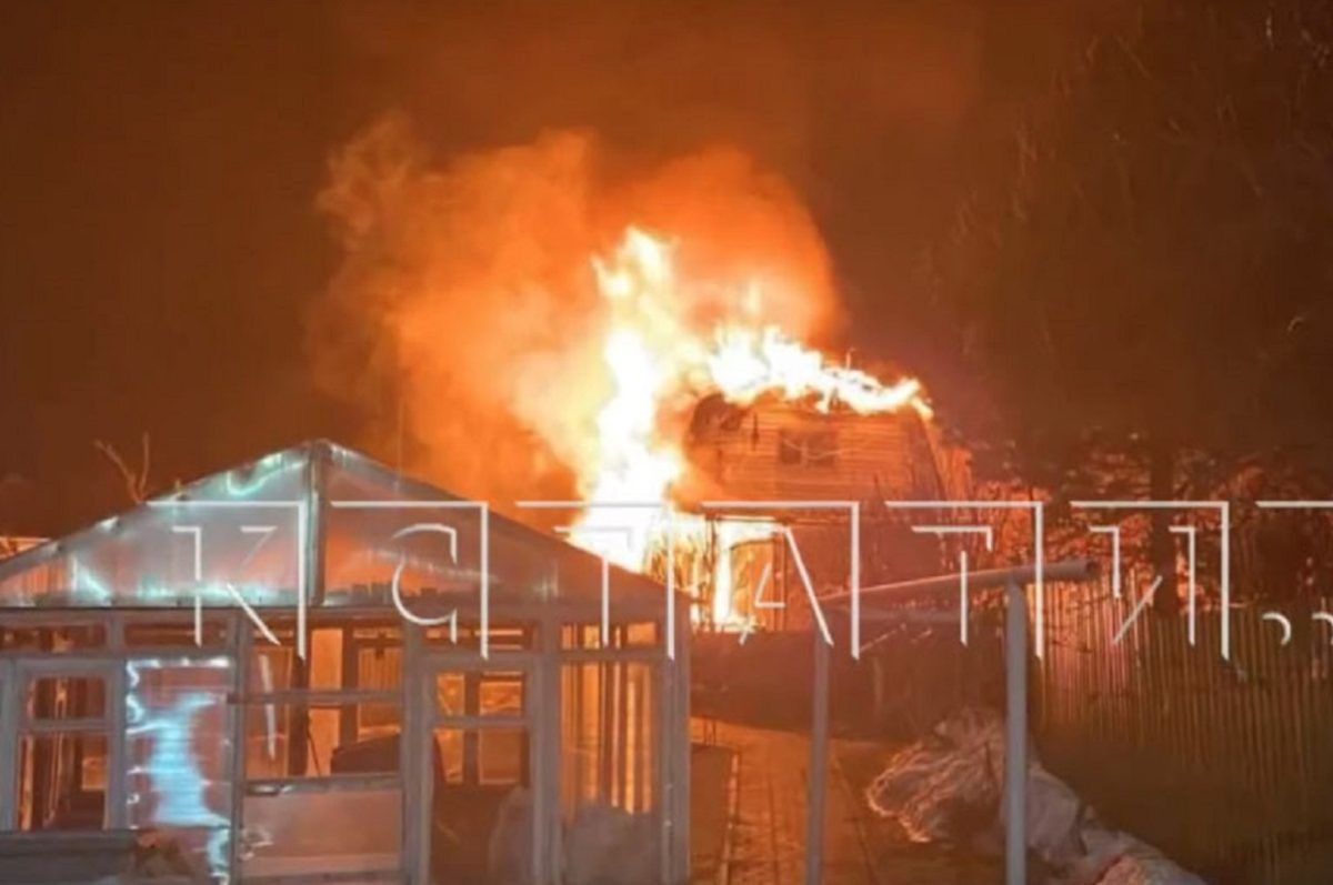    Баню подожгли среди ночи, рядом в доме спали люди