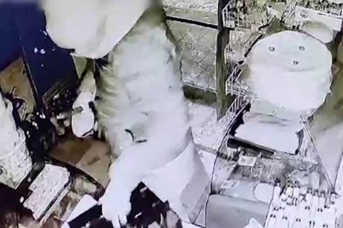    Волгоградец, обокравший ряд торговых павильонов попал в одном на видео