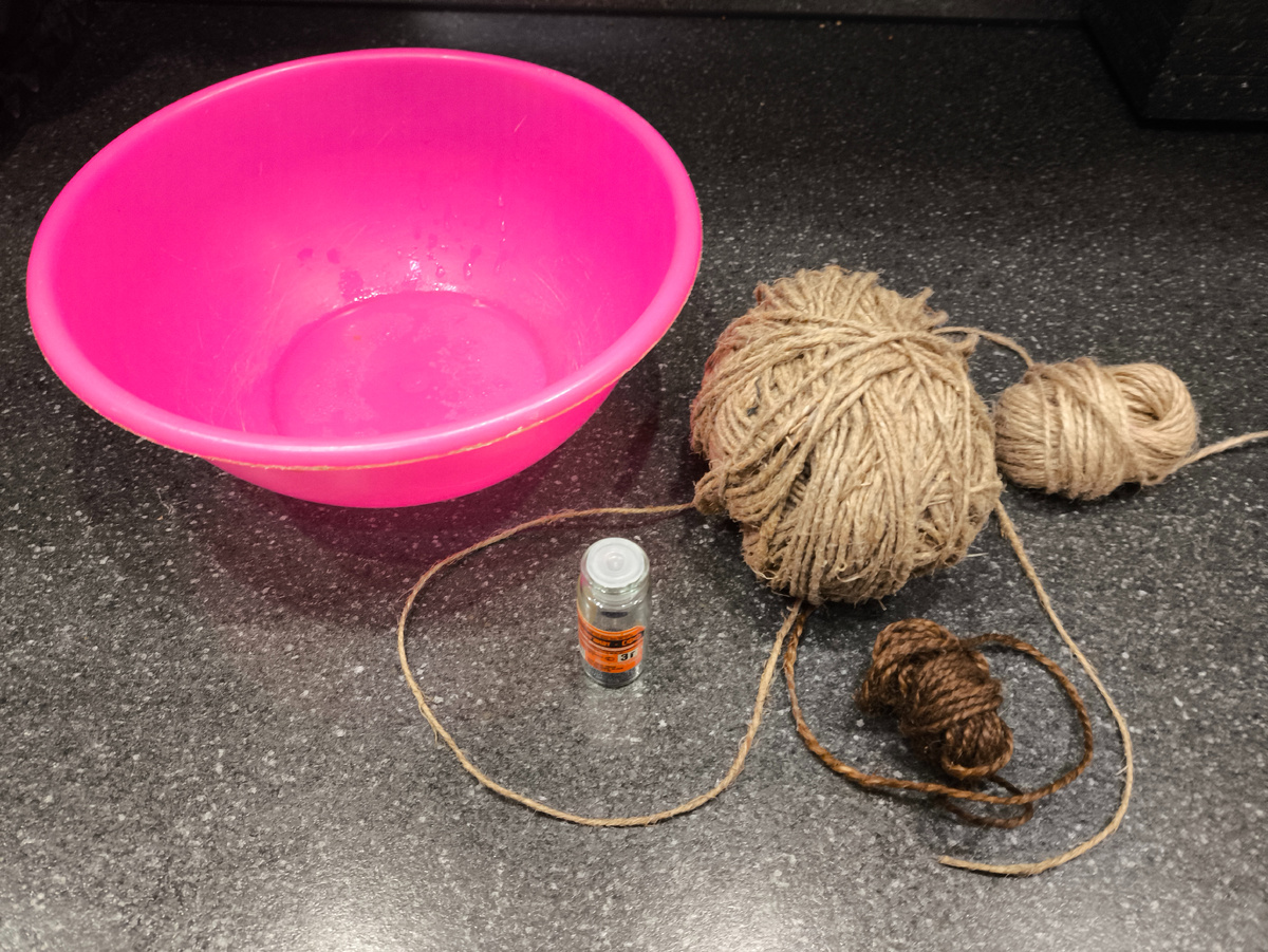 Для того чтобы покрасить джут в тено коричневый цвет , джутовую нить необязательно отбеливать. Берем тару в которой будем красить ,марганец и сам джут.(учитываем что тара покрасится )