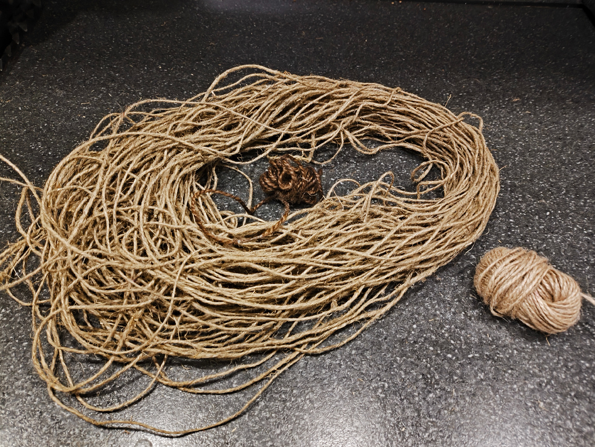 Разматываем клубок джута в такой моток и завязываем для фиксации.  
