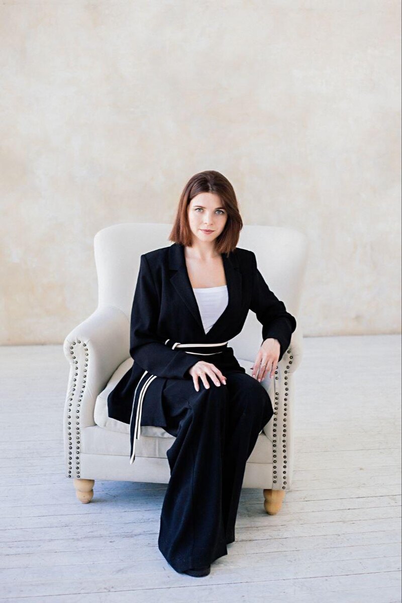 «Как трансформировать индивидуальные психологические блоки сознания в безграничные возможности в групповых сессиях за 30 дней, проводить выгорание, пройти в масштаб гармонично, с помощью комплексного подхода 4х методов психологии." Программа основана на научном подходе МГУ и использует EMDR, NLP, гипнотерапию, психодраму в работе со всеми составляющими личности человека. 

Автор программы — психологический клуб Москвы.  
Нашим наставником - психологом стала Марианна Трофимова. Она не только психолог с высшим образованием, но и аспирант МГУ с десятилетней успешной практикой. Под её руководством более тысячи человек смогли изменить свою жизнь и достичь успеха.

ДЛЯ КОГО?

ДЛЯ ТЕХ, КТО ГОТОВ ДЕЙСТВОВАТЬ И МЕНЯТЬСЯ К ЛУЧШЕМУ,
ЧТОБЫ: ЧУВСТВОВАТЬ НАПОЛНЕННОСТЬ, СВОБОДУ И ЛЮБОВЬ,
ОБРЕСТИ НАИЛУЧШИЙ СЦЕНАРИЙ СВОЕЙ ЖИЗНИ,
ИЗМЕНИТЬ СВОЮ РЕАЛЬНОСТЬ.

КАКОЙ РЕЗУЛЬТАТ ВЫ ПОЛУЧИТЕ?
Зная индивидуальные блоки сознания, которые вы получите на индивидуальном разборе вы будете входить в каждую сессию клуба с запросом, который будет преобразовывать ограничивающую установку в ресурсность. Таком образом, за 4 сессии, вы сможете выйти в новую версию себя через трансформацию всех блоков сознания.       
Научитесь самостоятельно решать свои проблемы и видеть свой потенциал без помощи посредников.
Укрепите свой эмоциональный иммунитет и станете сильнее.
Сможете оставаться в ресурсном состоянии, независимо от внешних факторов.
Наполнитесь уверенностью, самоценностью и любовью к себе.
Обретёте наилучший сценарий своей жизни.Запишитесь на индивидуальный разбор ваших блоков сознания с резидентом клуба в конце страницы