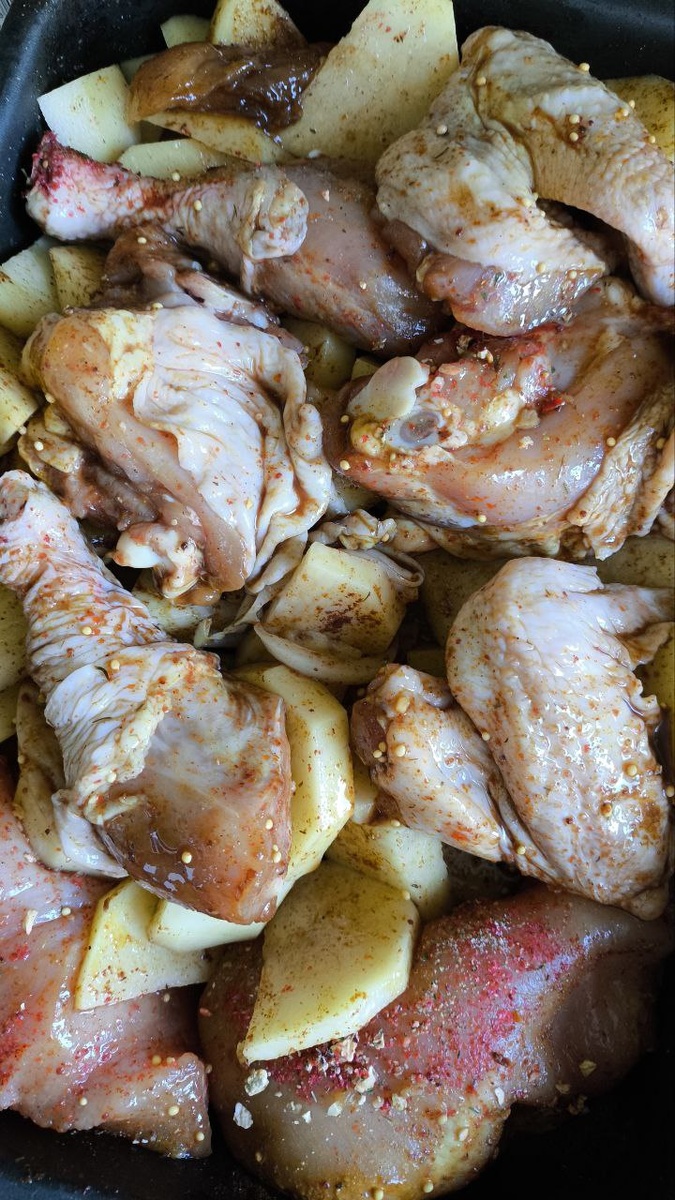 Маринованная курица с картошка перед запеканием.