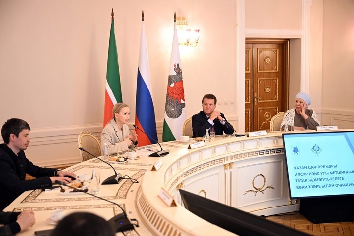 Гузель Сагитова организовала встречу татарской интеллигенции с мэром Казани. Фото: Денис Гордийко / предоставлено пресс-службой мэрии Казани