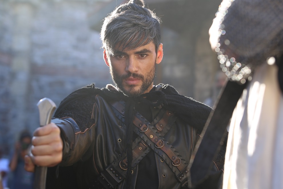 Мужчина молча покачал головой и жестом остановил Аслыхан. 