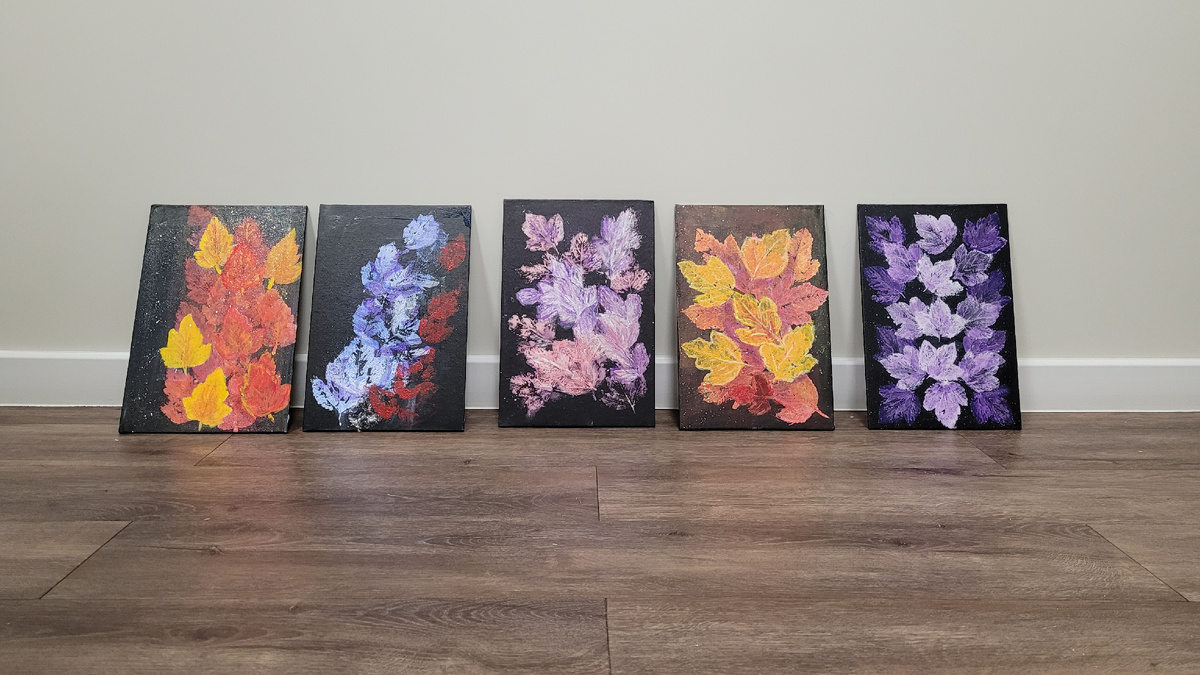 Осенние листочки (тот самый простенький), мой "шедевр" второй справа. Я решила, что у меня будет классическая осенняя листва. Хотя потом понравились работы именно с нестандартным подходом. 