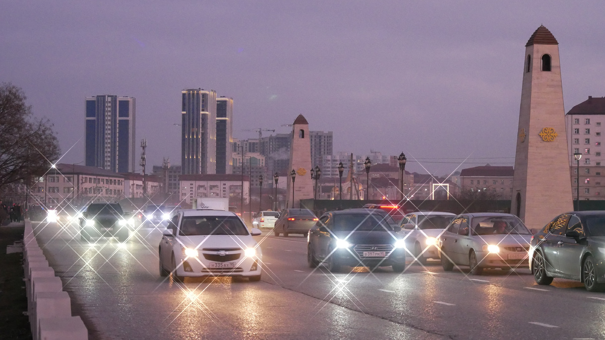 По поручению мэра города Хас-Магомеда Кадырова в 2025 году в Грозном запланировано масштабное обновление дорожной инфраструктуры. Ремонтные работы затронут 14 улиц общей протяженностью 28 километров, сообщили в пресс-службе столичной Мэрии. 

"Уже начата реконструкция Старопромысловского шоссе и участка дороги по улице М. Узуева, а также ремонт моста через реку Сунжа по улице Ленинградская. Активно ведется обновление улицы А. Шерипова, где заменят устаревшее мостовое сооружение и расширят проезжую часть до шести полос движения", – рассказали в ведомстве. 

Кроме того, в рамках программы обновления дорожной сети запланирован ремонт трех центральных проспектов Грозного: имени В.В. Путина, А.А.Кадырова и Кунта-Хаджи Кишиева.
Отмечается, что городские службы приступили к реализации намеченных проектов в 2025 году.