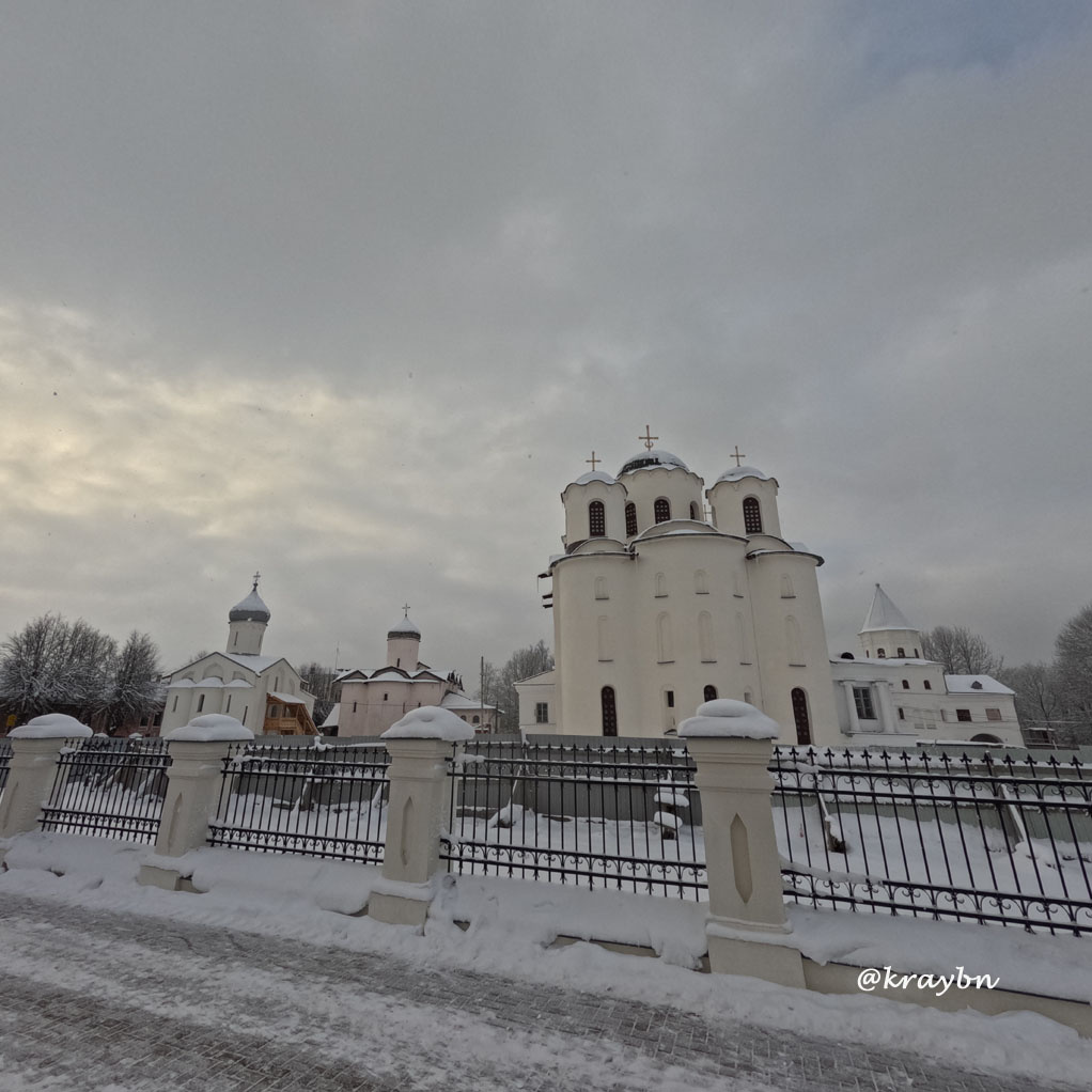 Ярославово дворище — исторический архитектурный комплекс на Торговой стороне Великого Новгорода. Сейчас на реставрации (видны строительные ограждения за забором).