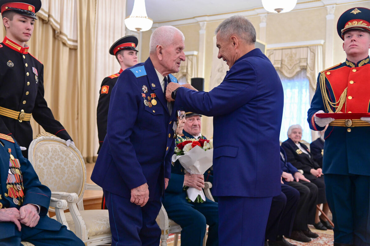 Награду из рук главы республики получил ветеран Великой Отечественной войны Петр Анисимович ЧирвонФото: rais.tatarstan.ru