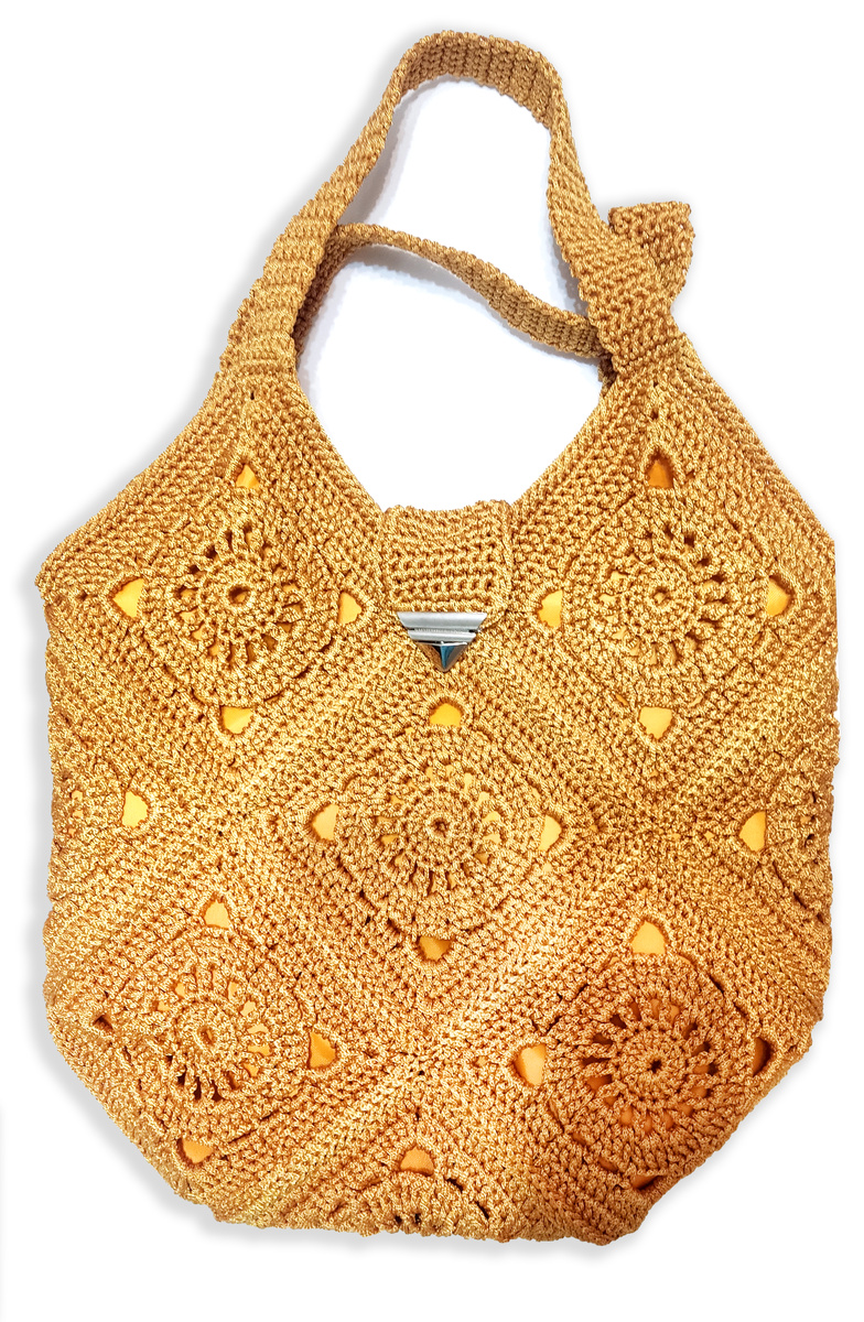 ЗОЛОТОЙ шоппер. 
Большой вместительный шоппер золотистого цвета, размером 40*42, ручки 42см.
Ручная работа, водозащитная подкладка (оксфорд).
Внутри подкладка цвета апельсина. 7 внутренних накладных карманов, высотой 14 см, один - под бутылочку воды.
Сумка связана из глянцевого шнура, собранными между собой "бабушкиными квадратами". Закрывается на портфельный замок (цвет никель).
Вес сумки - 1100г 