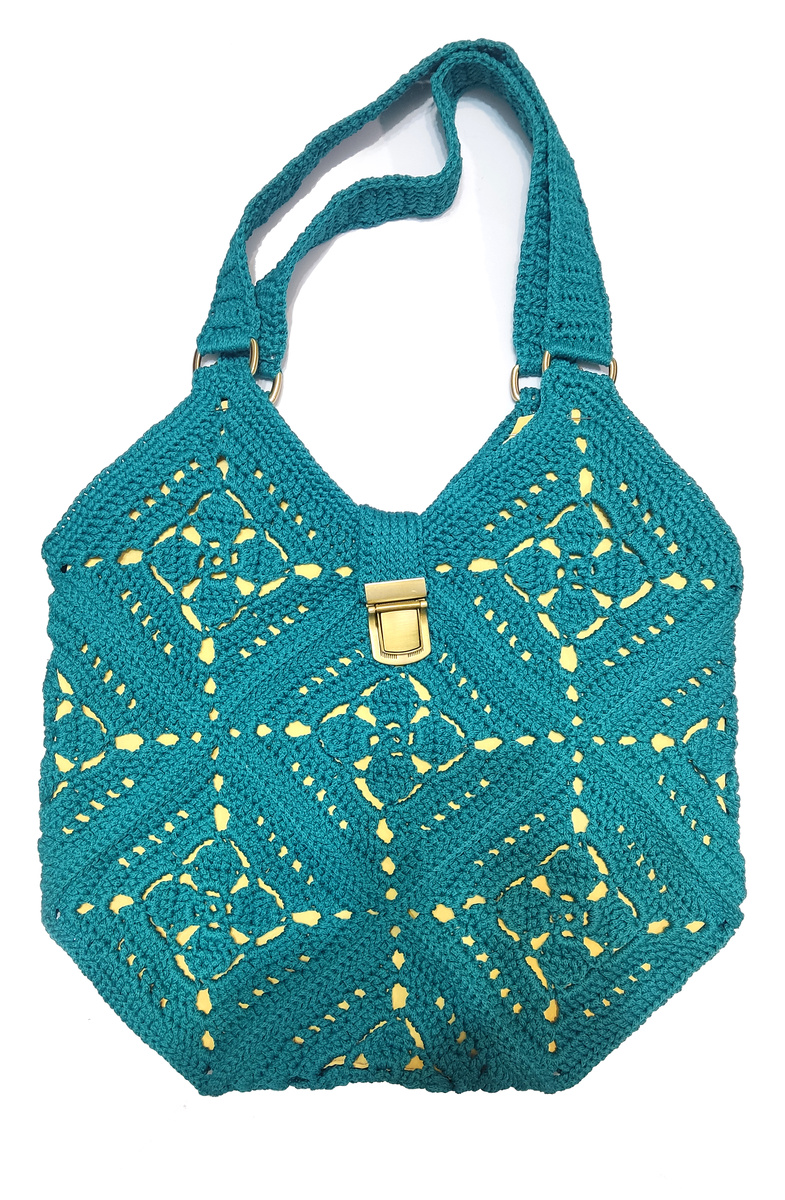 ИЗУМРУДНЫЙ шоппер
Большой вместительный шоппер изумрудного цвета, размером 37*38, ручки 47см (вместе с ручкодержателями).
Ручная работа, водозащитная подкладка.
Внутри подкладка лимонного цвета из водозащитной курточной ткани. 6 накладных карманов, высотой 15 см. Один из карманов - сквозной, под бутылочку воды.
ИзЮминка этой сумки - замочек портфельного типа с ключиком (на вязаном шнурке из основного материала). Дополнительно: ручкодержатели цвета "антик", как и замок.
