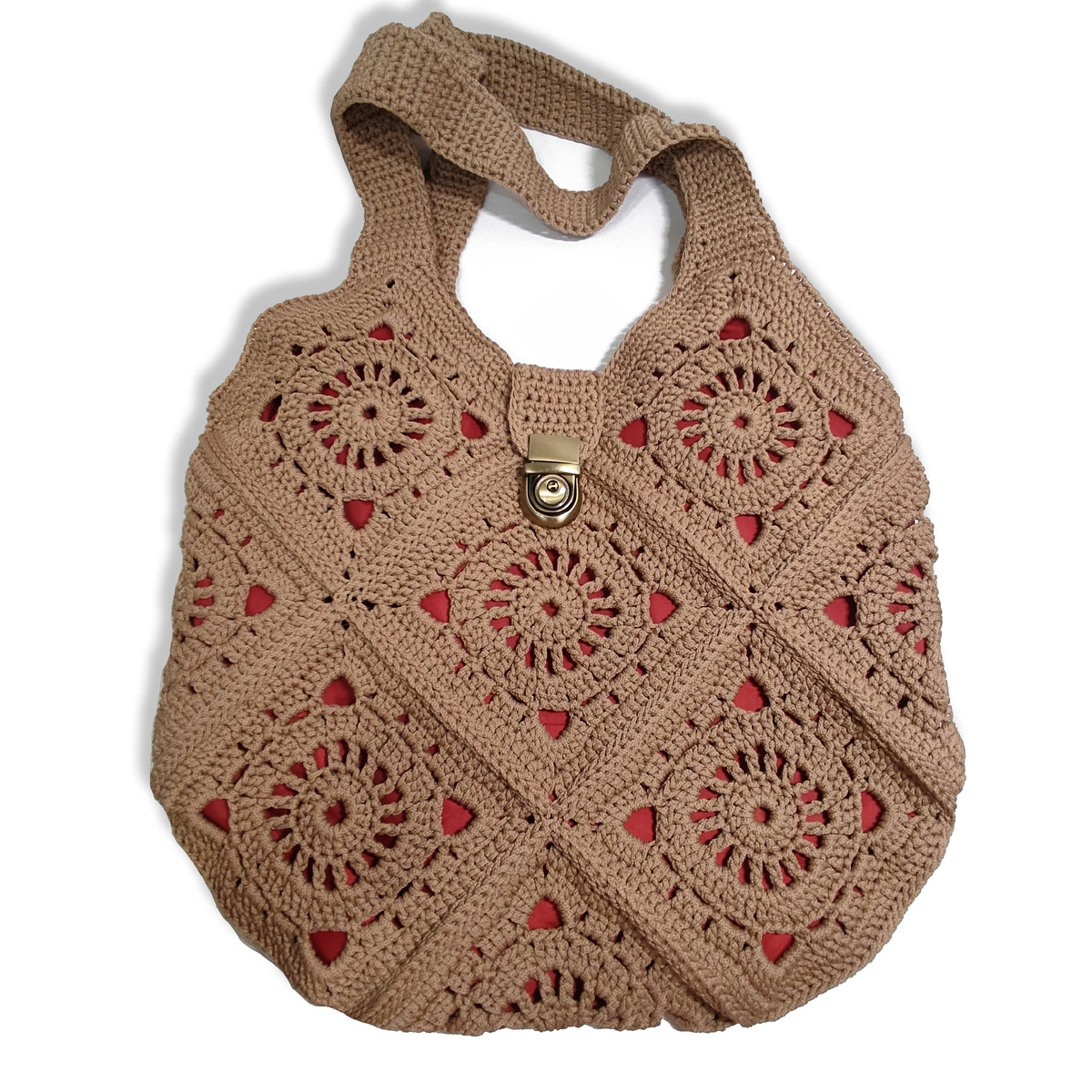 КАПУЧИНО шоппер
Большой вместительный шоппер цвета капучино, размером 37*38, ручки 47см.
Внутри подкладка красно-вишневого цвета из водозащитной курточной ткани. 
6 накладных карманов, высотой 15 см. Один из карманов - сквозной, под бутылочку воды.
Закрывается на портфельный замок (цвет антик).
Вес сумки - 490г 
Изюминка этой сумки - замочек портфельного типа с ключиком (на вязаном шнурке из основного материала). 
