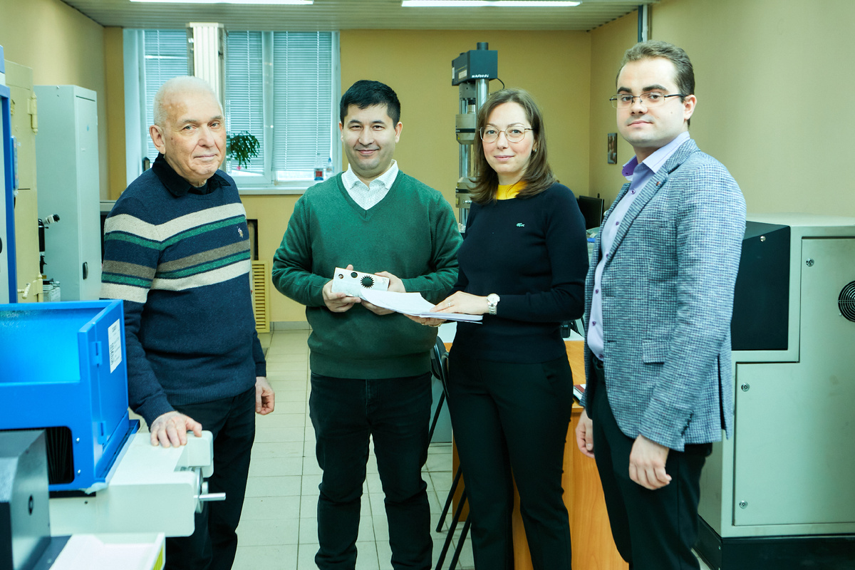 Коллектив учёных кафедры "Технологические машины и оборудование" УГНТУ: профессор Искандер Кузеев, доценты Джамшед Шерматов и Виктория Гафарова, аспирант Александр Борисов.