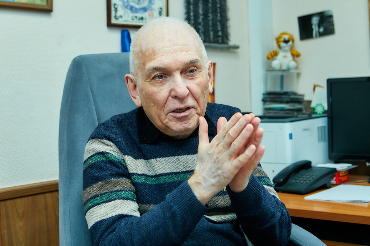 Профессор Искандер Кузеев: "Я 52 года жизни посвятил науке и ни о чём не сожалею. Считаю, нужно сделать все, чтобы молодёжь увлекалась исследованиями. Наша научная школа — пример успешного взаимодействия старшего и младшего поколения учёных. Вместе можно добиться большего: мы, старшие, делимся опытом, а молодёжь приносит новые идеи".