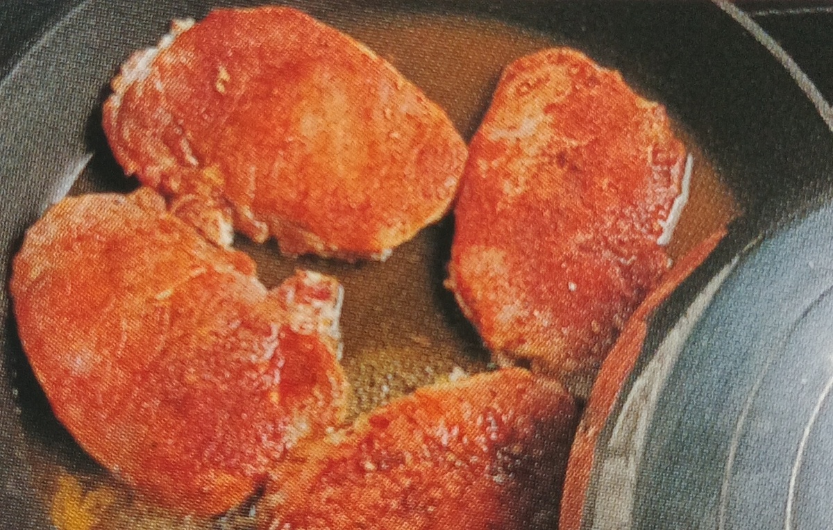 Свиные отбивные тушат в соусе под крышкой на небольшом огне, иначе мясо потеряет мягкость.