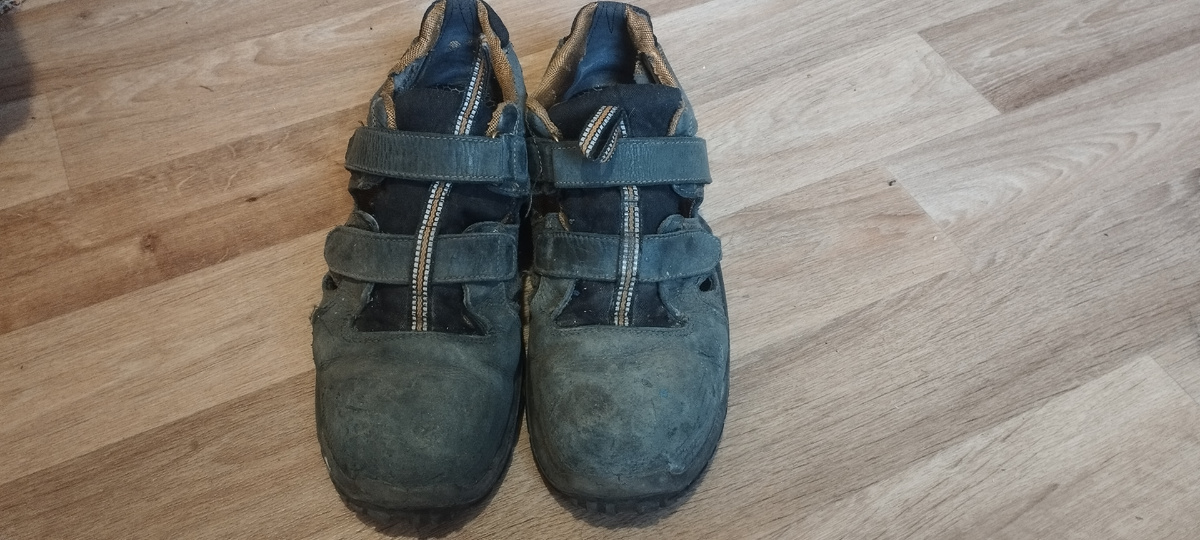 Ботинкам 7 лет, все порезы и отметины на них - это следы несостоявшихся травм.