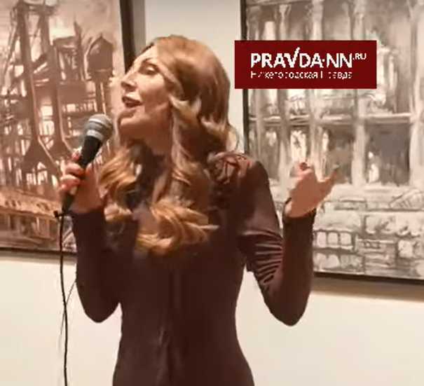    Артистка исполнила песню на открытии своей персональной выставки «С любовью к Родине моей»