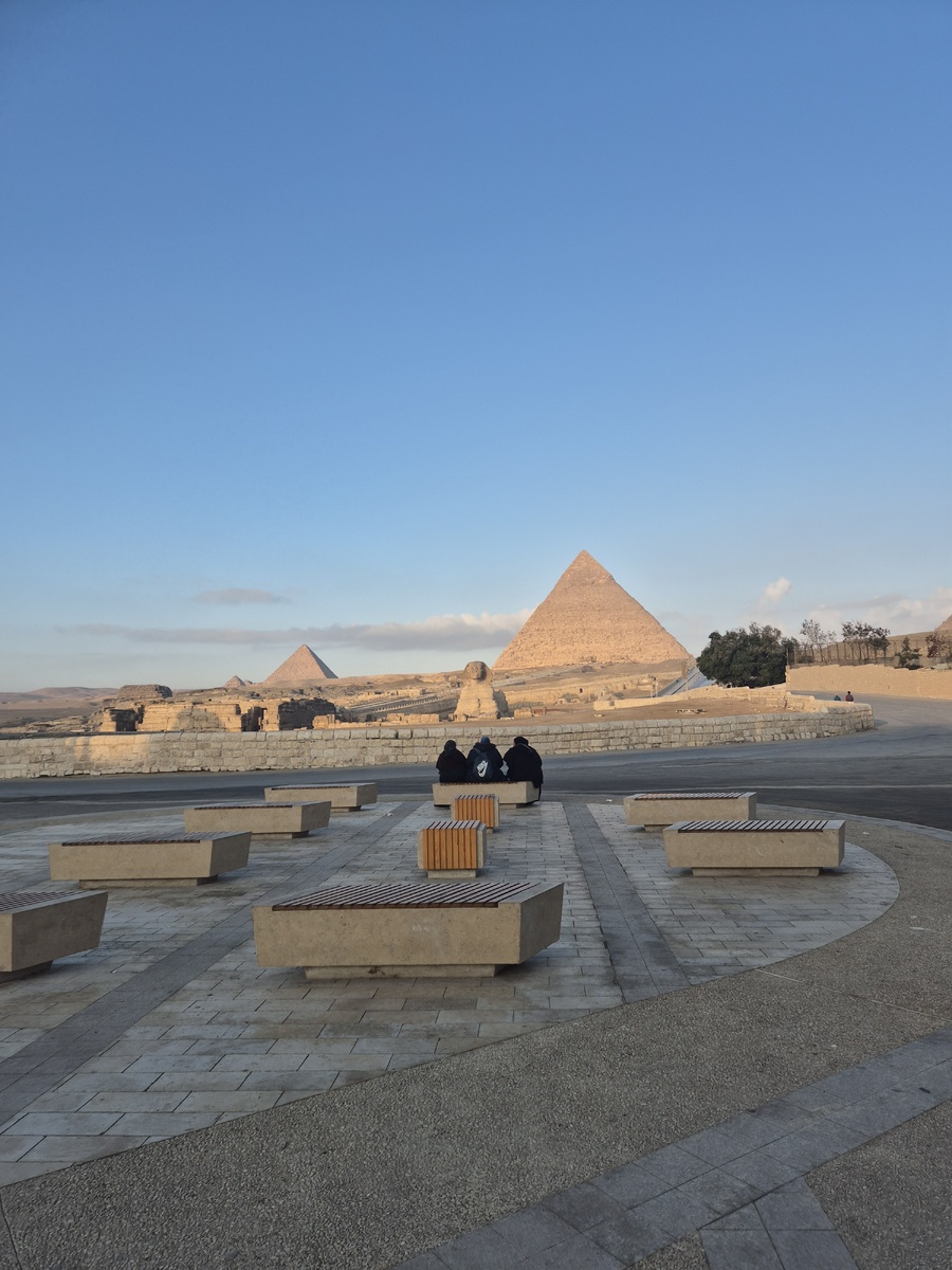 Вид от входа на пирамиды.