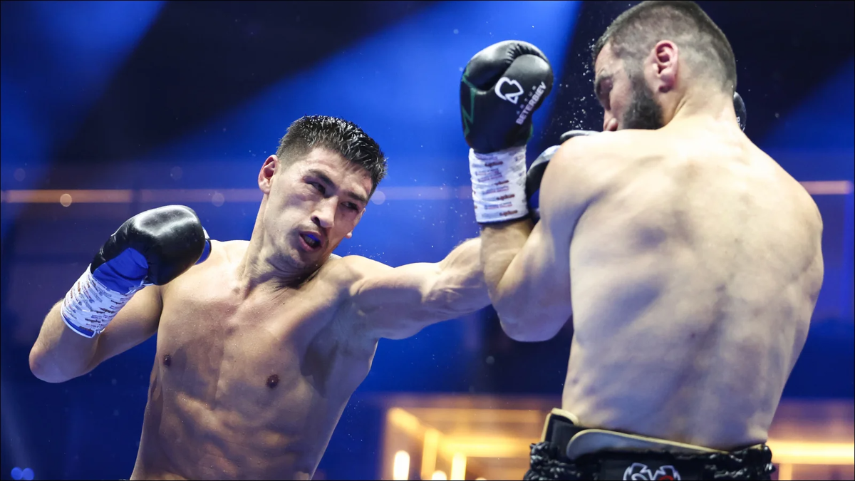 Дмитрий Бивол (слева) и Артур Бетербиев (Фото Валерия Шарифулина / ТАСС)