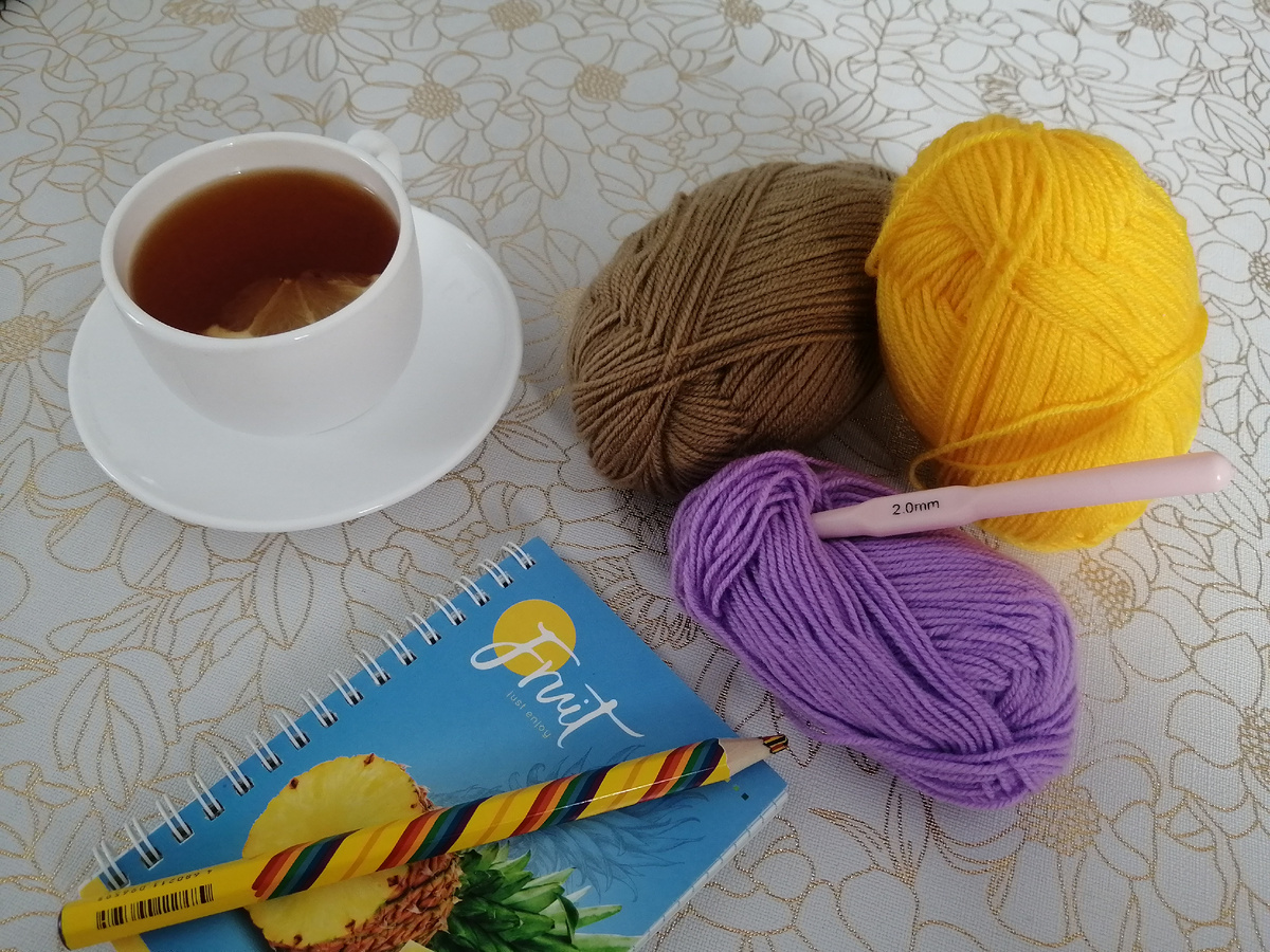 Немного закулисья творческого процесса. Крючок, нитки и обязательно чашка чая, и вперёд. Петелька за петелькой и терпеливо наблюдаешь, как появляется новый шедевр связанный своими руками ❤️