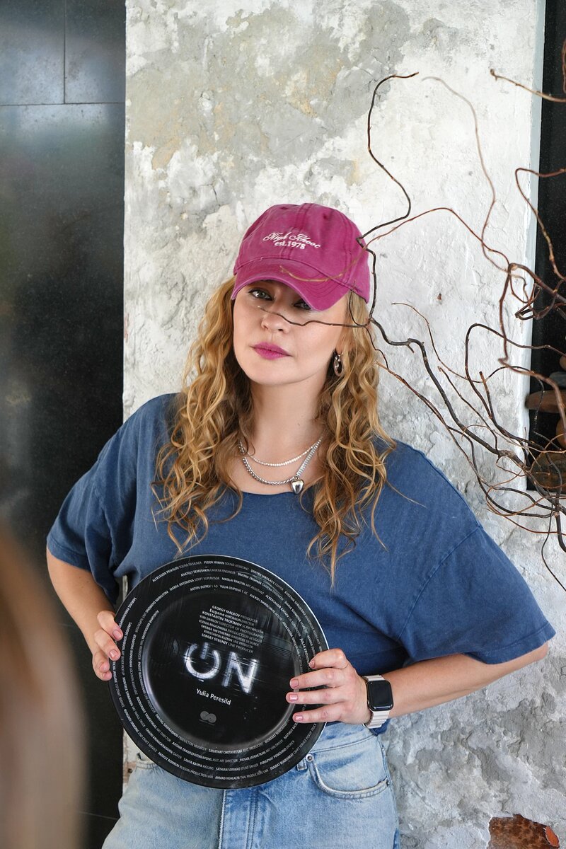 Тарелочка и Юлия Пересильд. Из открытых веб-источников.