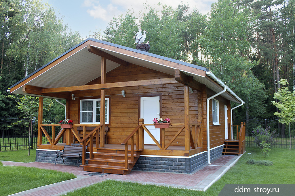 Небольшой гостевой дом ( 7х9 м) имеет свободную планировку с каркасным перегородками