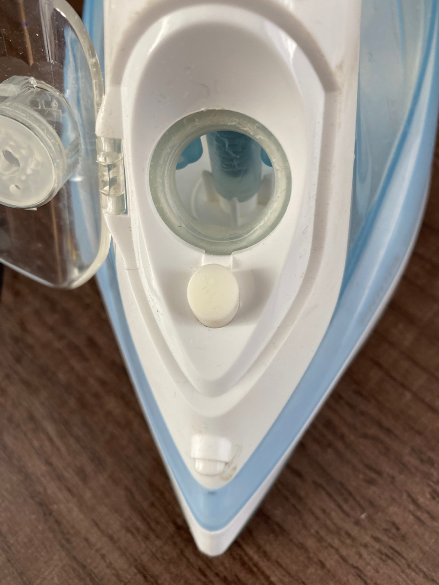 Под этой заглушкой прячется винтик.