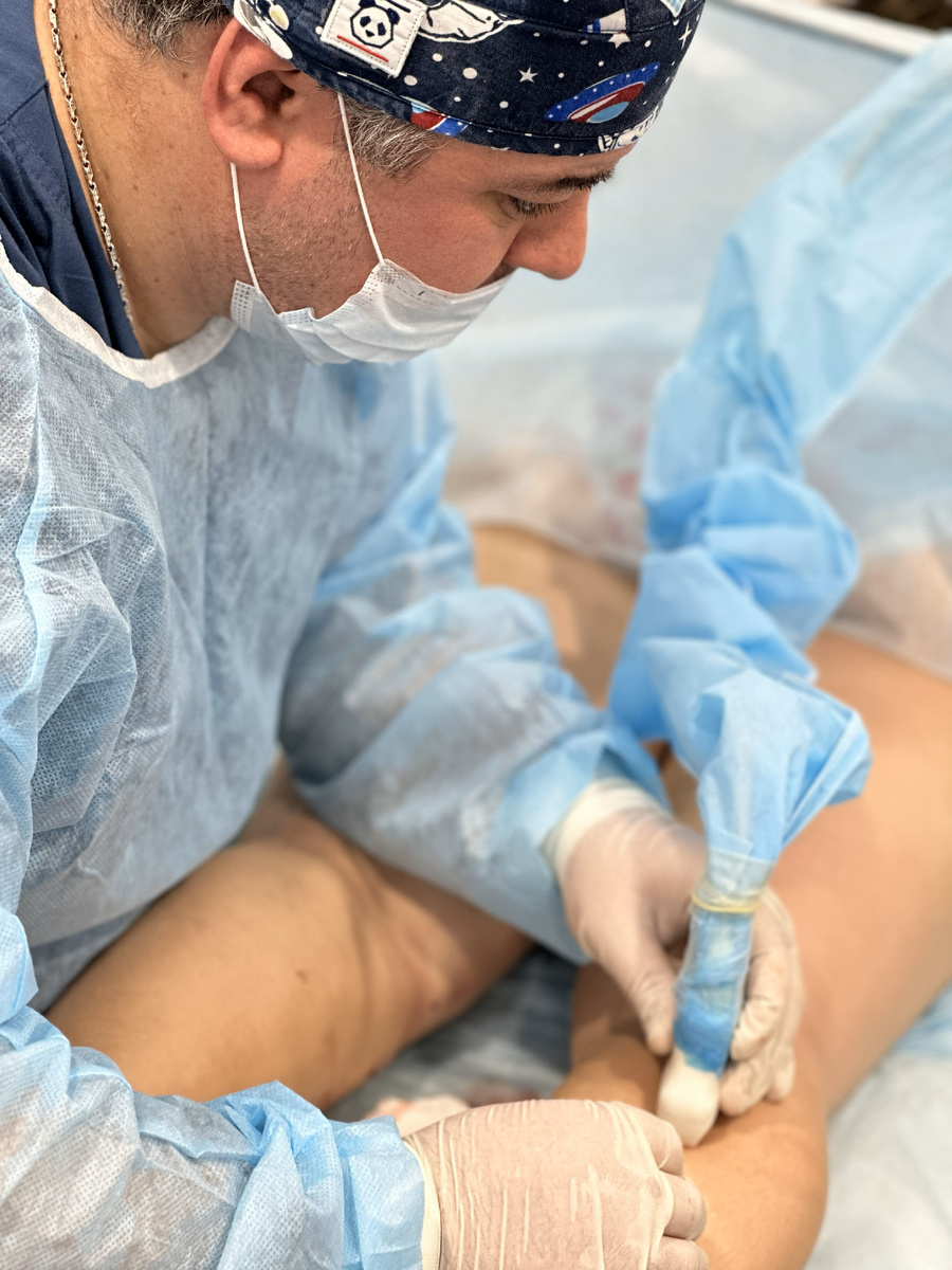 Главный врач клиники Цараков Давид Муратович проводит процедуру ЭВЛК