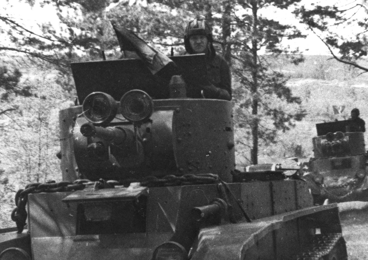 БТ-7 стали первыми серийными танками с фарами боевого света.