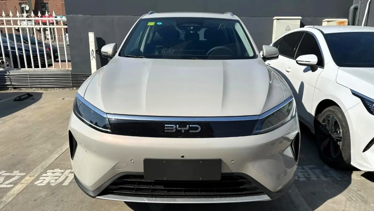 На фото: Обновленный кроссовер BYD Sealion 05 DM-i