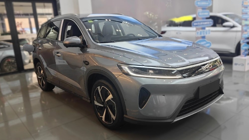 На фото: Обновленный кроссовер BYD Sealion 05 DM-i