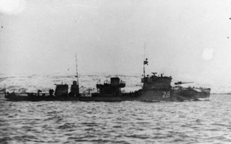 Пограничный сторожевой корабль Беломорской флотилии Северного флота «Рубин» (тип «Бриллиант» (проект 43) в море. ПСК «Рубин» 23.06.1941 г. организационно вошел в состав Северного флота. Носил бортовой №28. Участвовал в огневой поддержке десанта на м. Пикшуев 28.04.1942 г. В июне 1944 г. встал в ремонт, который завершился после окончания войны.