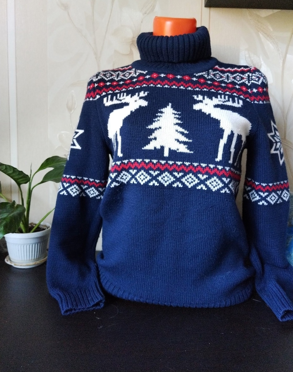 Свитер с оленями, теплый, но актуален лишь несколько дней в году