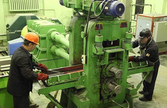 По итогам 2024 года экспорт металлопродукции сократился до 18,7 млн тонн (на 17% к 2023 году и на 37% к 2021 году). Экспорт сортового проката снизился до 3,2 млн тонн (на 9% к 2023 году и на 27% к 2021 году). Продажи за рубеж плоского проката подросли относительно 2023 года до 3,73 млн тонн, но снизились к уровню 2021 года на 56%. Экспорт стальных труб сократился до 700 тыс. тонн (–33% к 2023 году и –52% к уровню 2021 года)