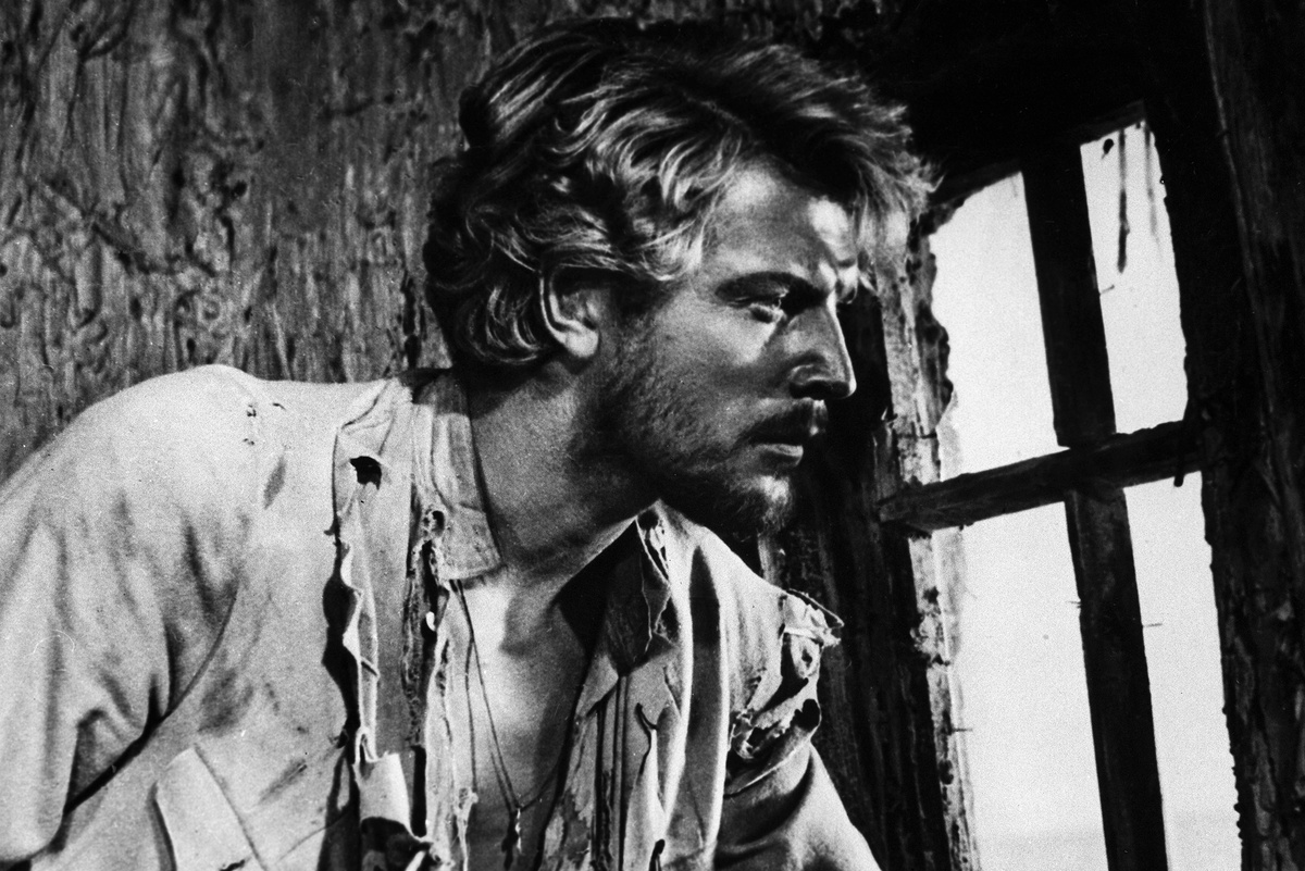    Кадр из фильма режиссера Григория Чухрая "Сорок первый". Актер Олег Стриженов в роли поручика Говорухи-Отрока. Киностудия "Мосфильм", 1956. Репродукция./Стоволосов/ РИА Новости