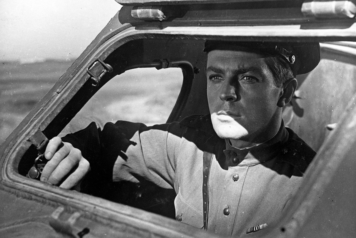    Кадр из кинофильма Николая Розанцева "В твоих руках жизнь", 1959 год. Капитан Дудин - Олег Стриженов./ РИА Новости