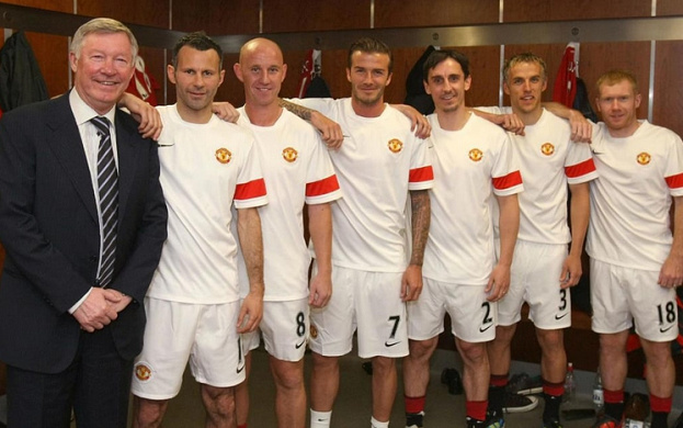 Дэвид Бекхэм (в центре) в «МЮ».